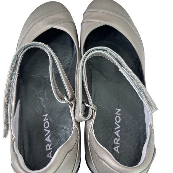 ARAVON Maya Mary Jane Pumps Women's Size 10 Gray Pewter Metallic Comfort Shoe - Picture 12 of 16